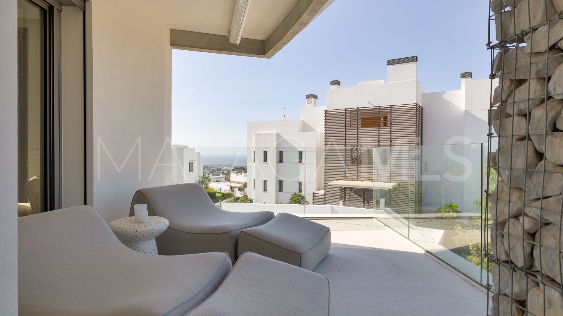 For sale ground floor apartment in Benahavis with 3 bedrooms