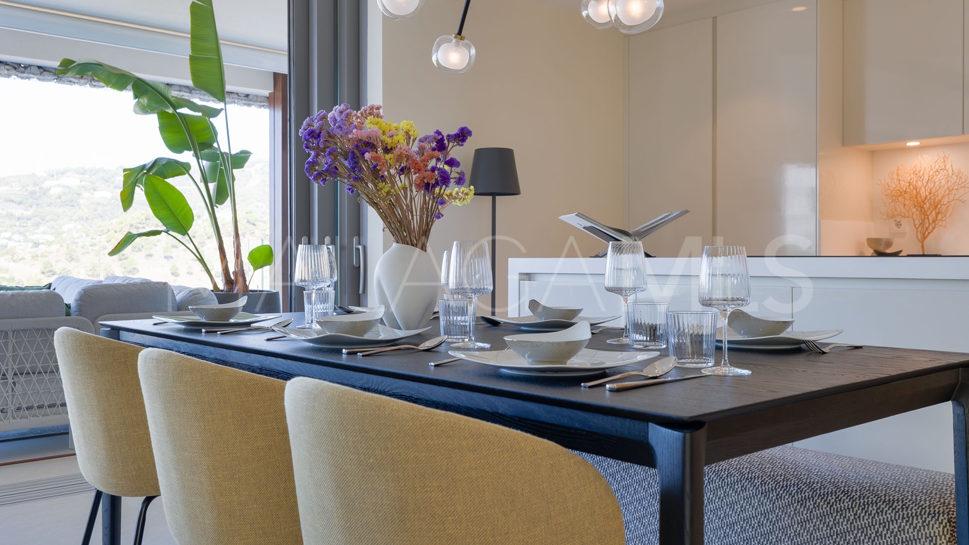 For sale ground floor apartment in Benahavis with 3 bedrooms
