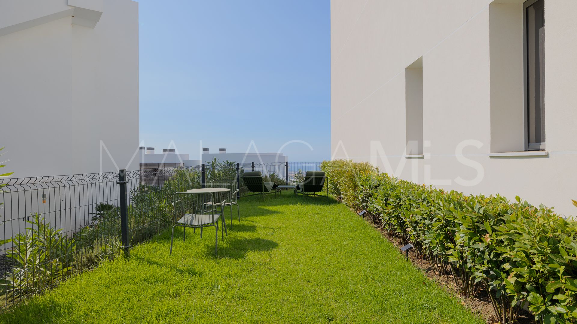 For sale ground floor apartment in Benahavis with 3 bedrooms