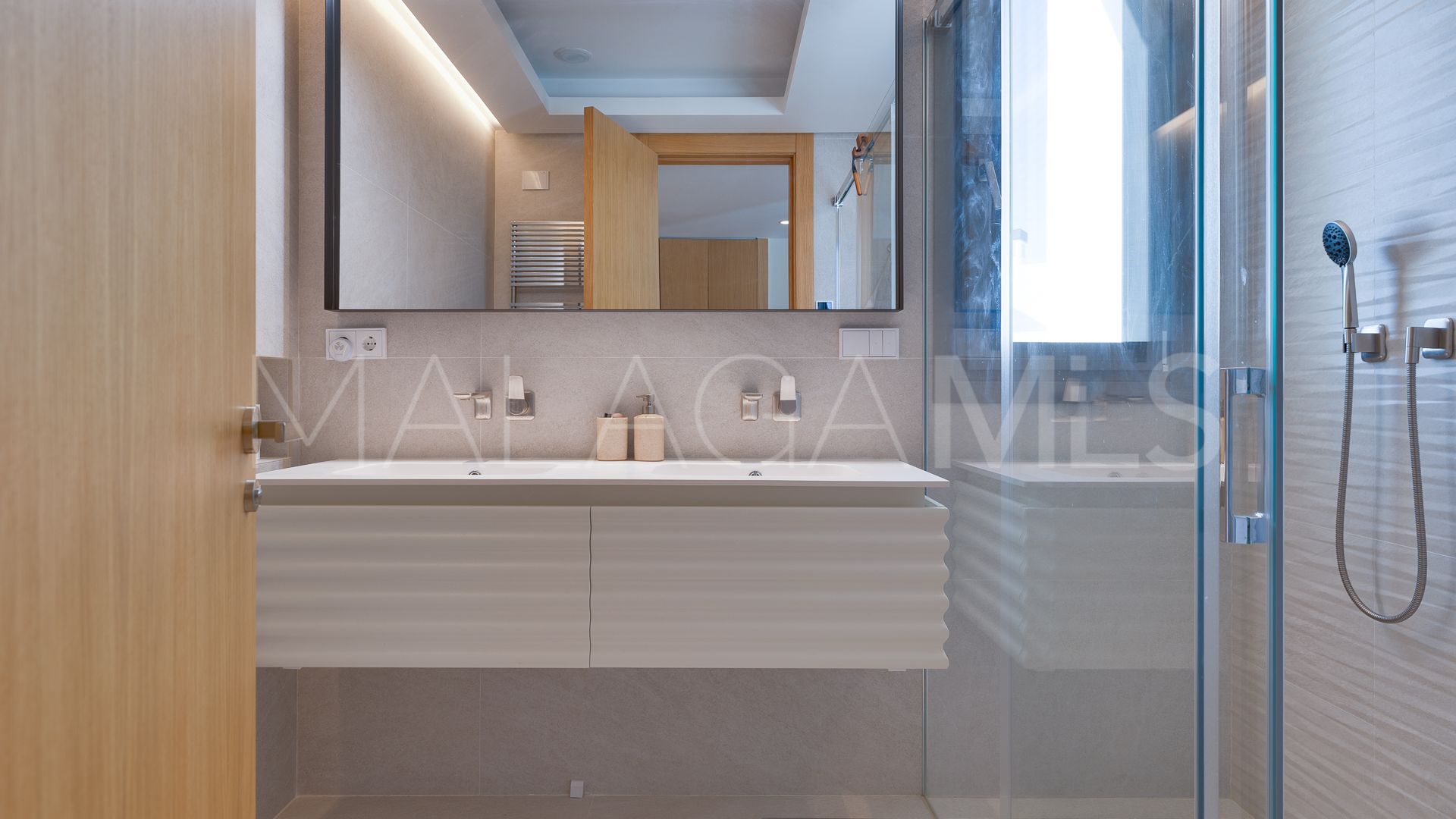 For sale ground floor apartment in Benahavis with 3 bedrooms