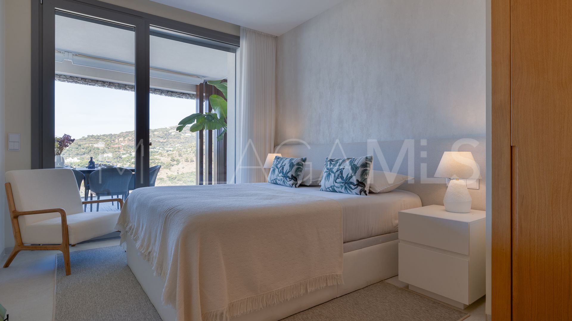 For sale ground floor apartment in Benahavis with 3 bedrooms