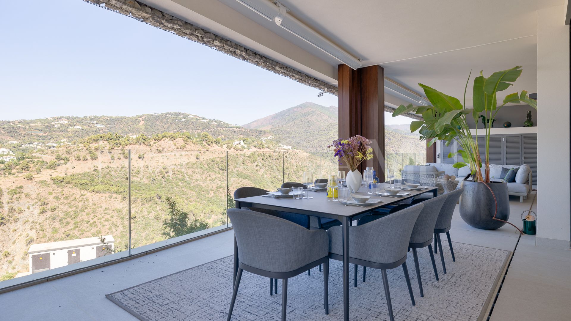 For sale ground floor apartment in Benahavis with 3 bedrooms