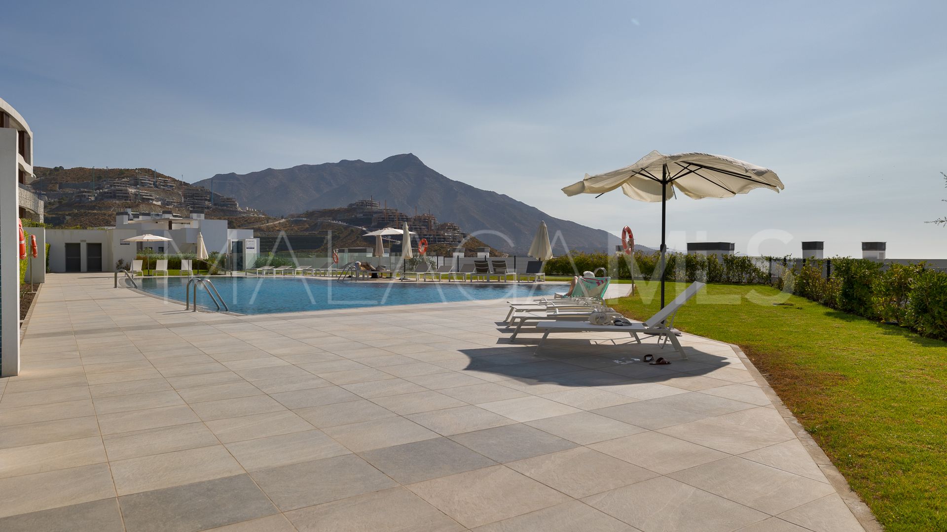 For sale ground floor apartment in Benahavis with 3 bedrooms