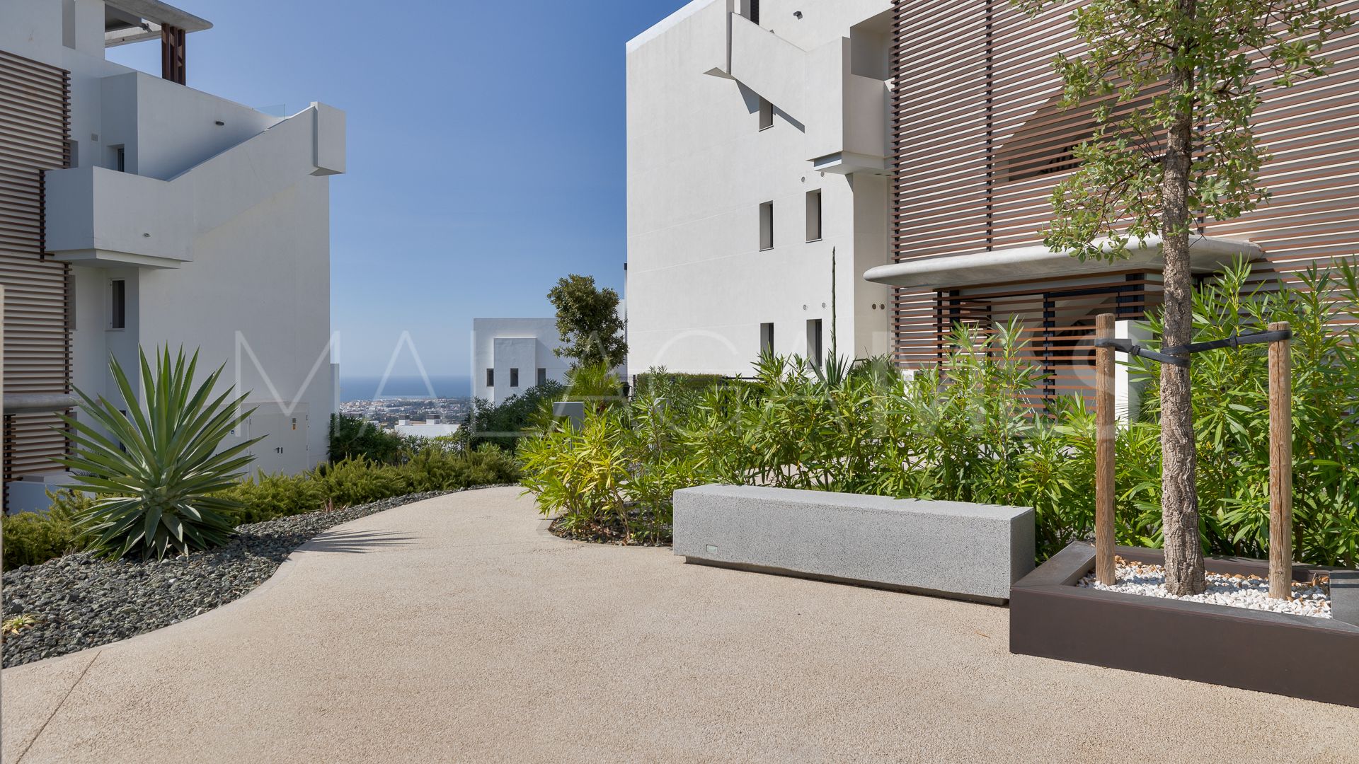 For sale ground floor apartment in Benahavis with 3 bedrooms
