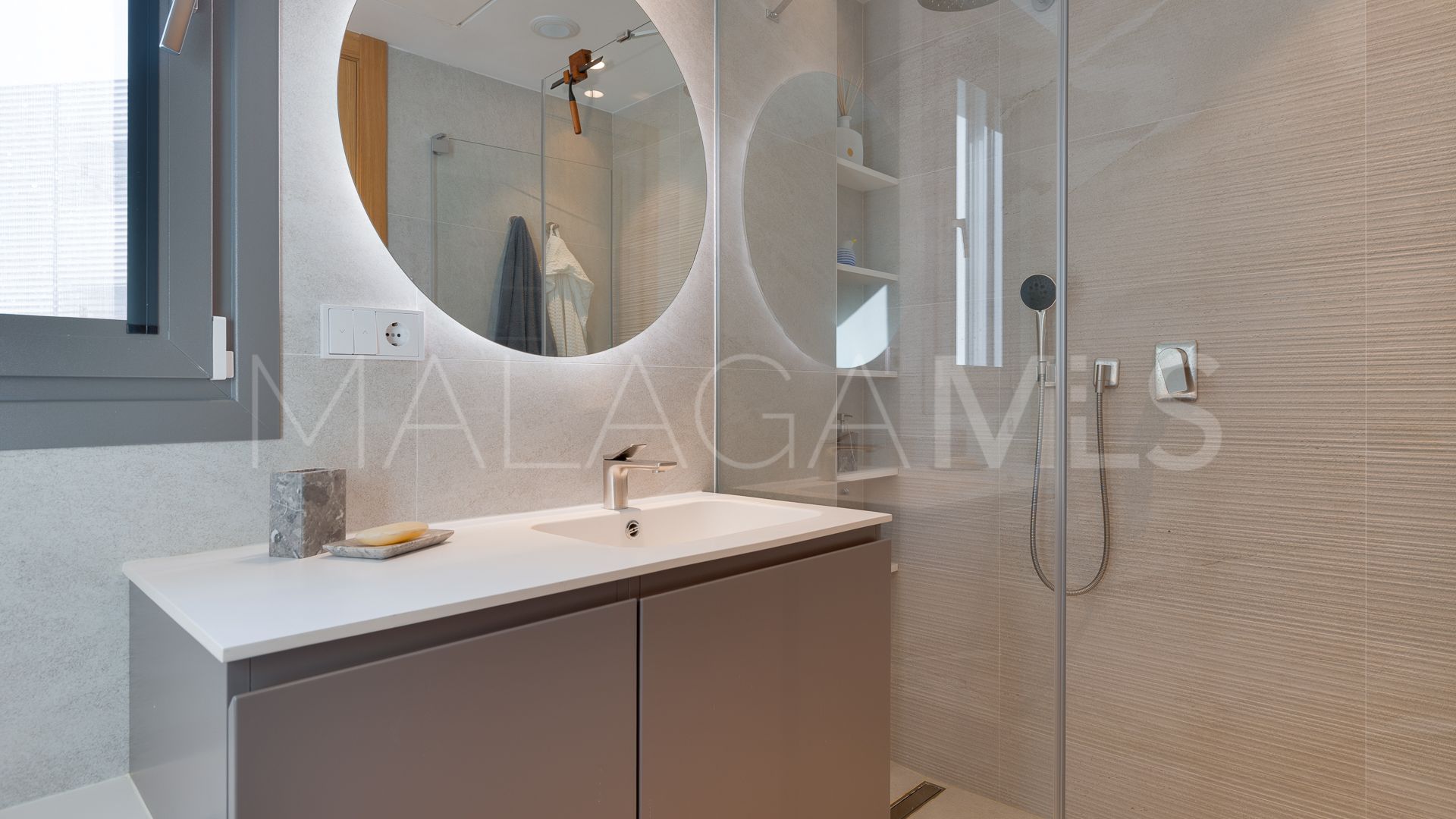 For sale ground floor apartment in Benahavis with 3 bedrooms
