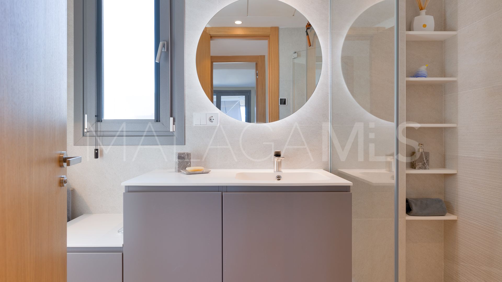 For sale ground floor apartment in Benahavis with 3 bedrooms
