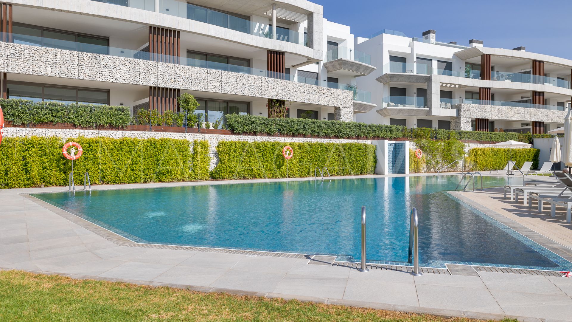 For sale ground floor apartment in Benahavis with 3 bedrooms