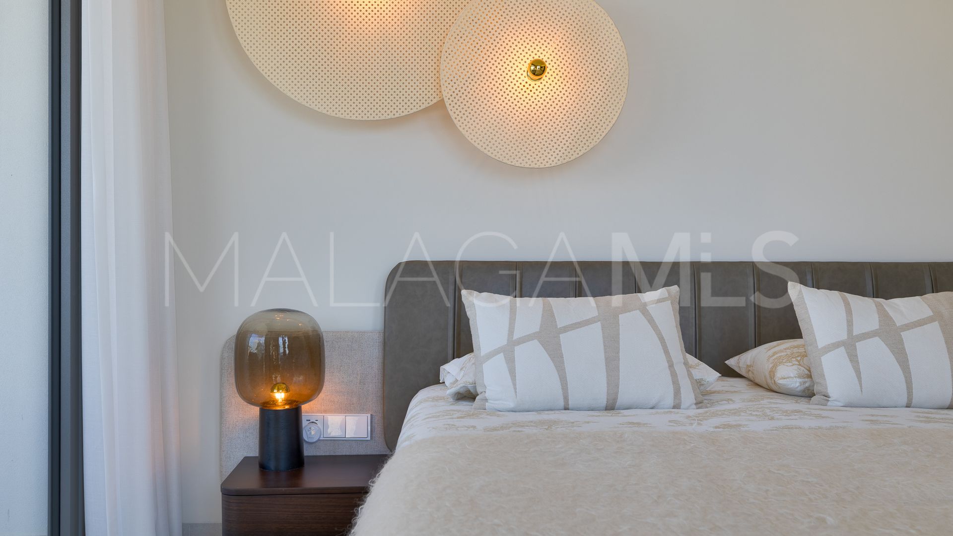 For sale ground floor apartment in Benahavis with 3 bedrooms