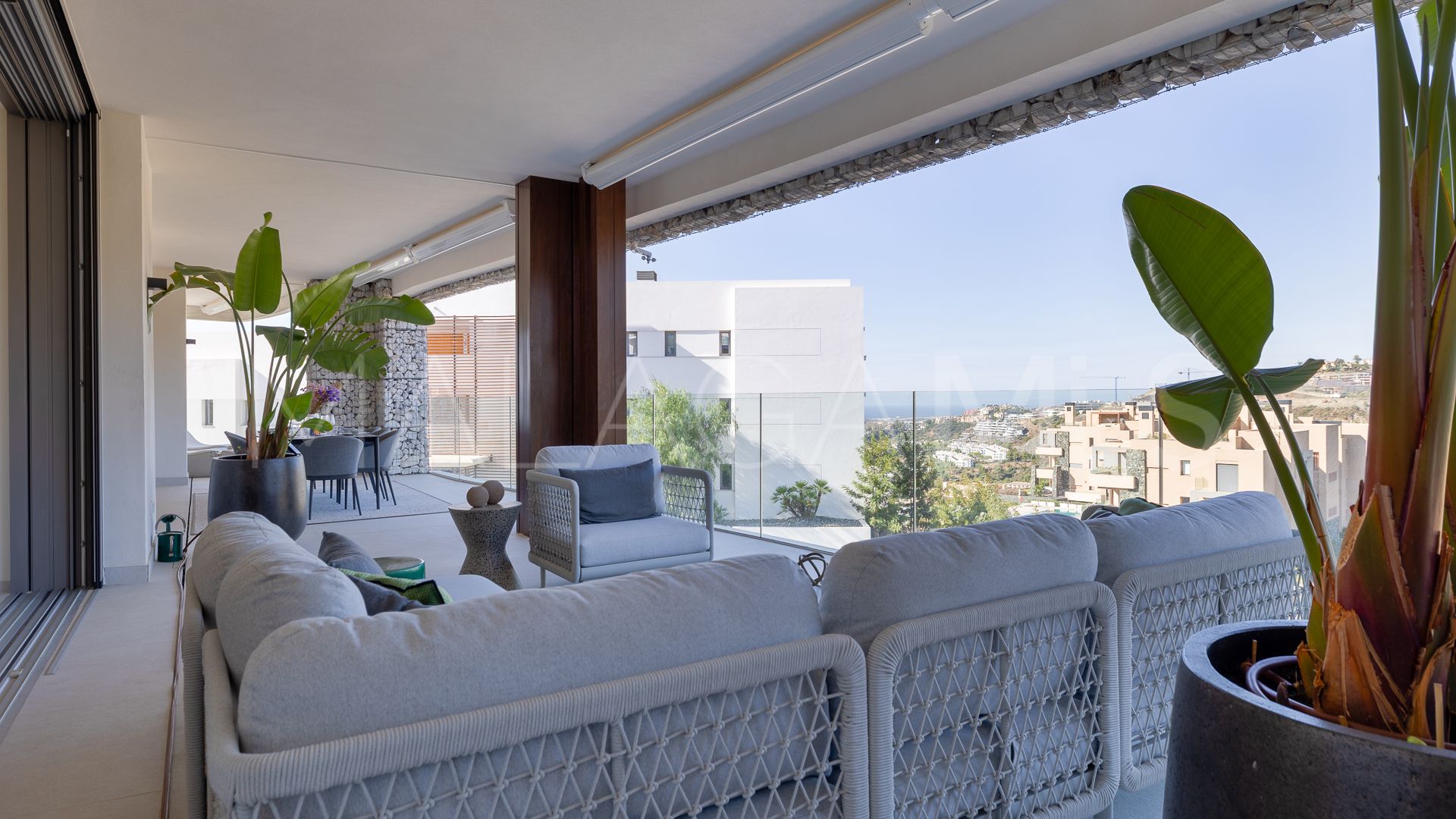 For sale ground floor apartment in Benahavis with 3 bedrooms