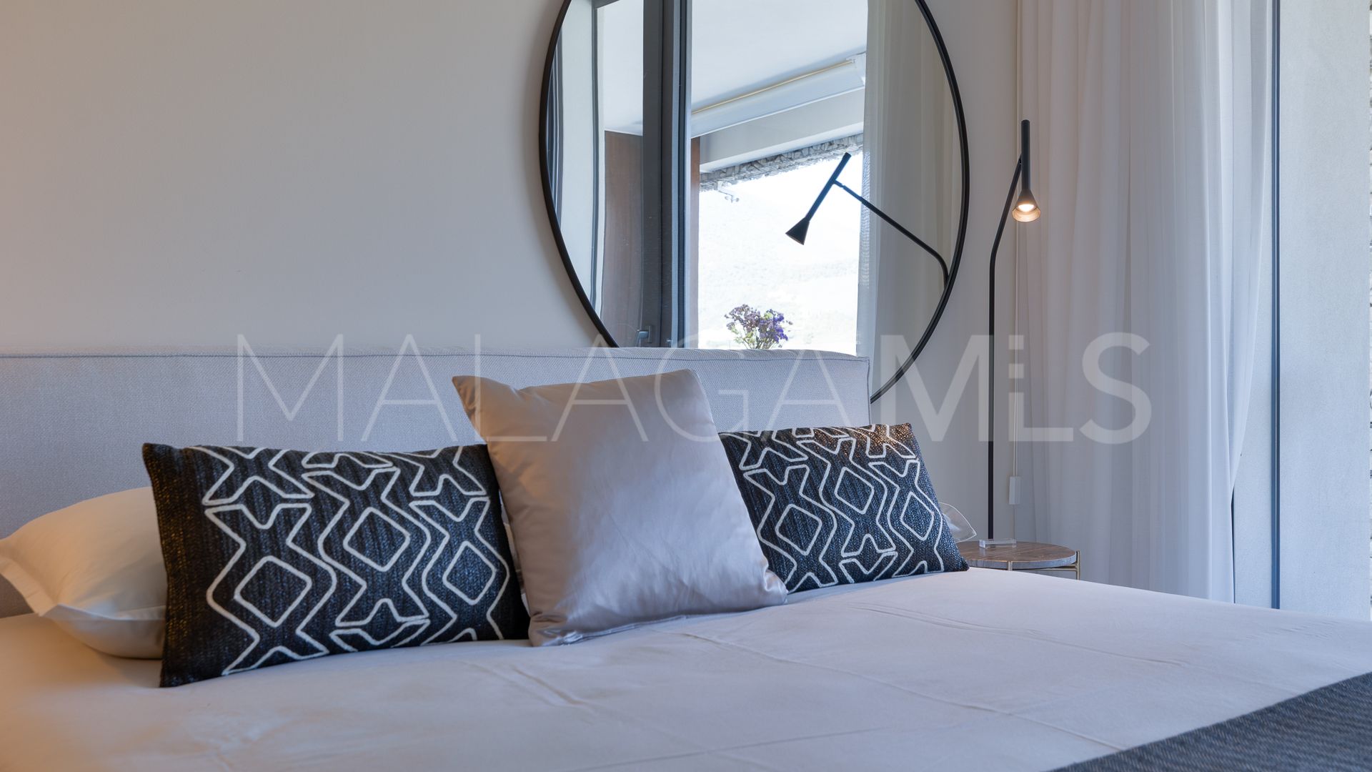 For sale ground floor apartment in Benahavis with 3 bedrooms