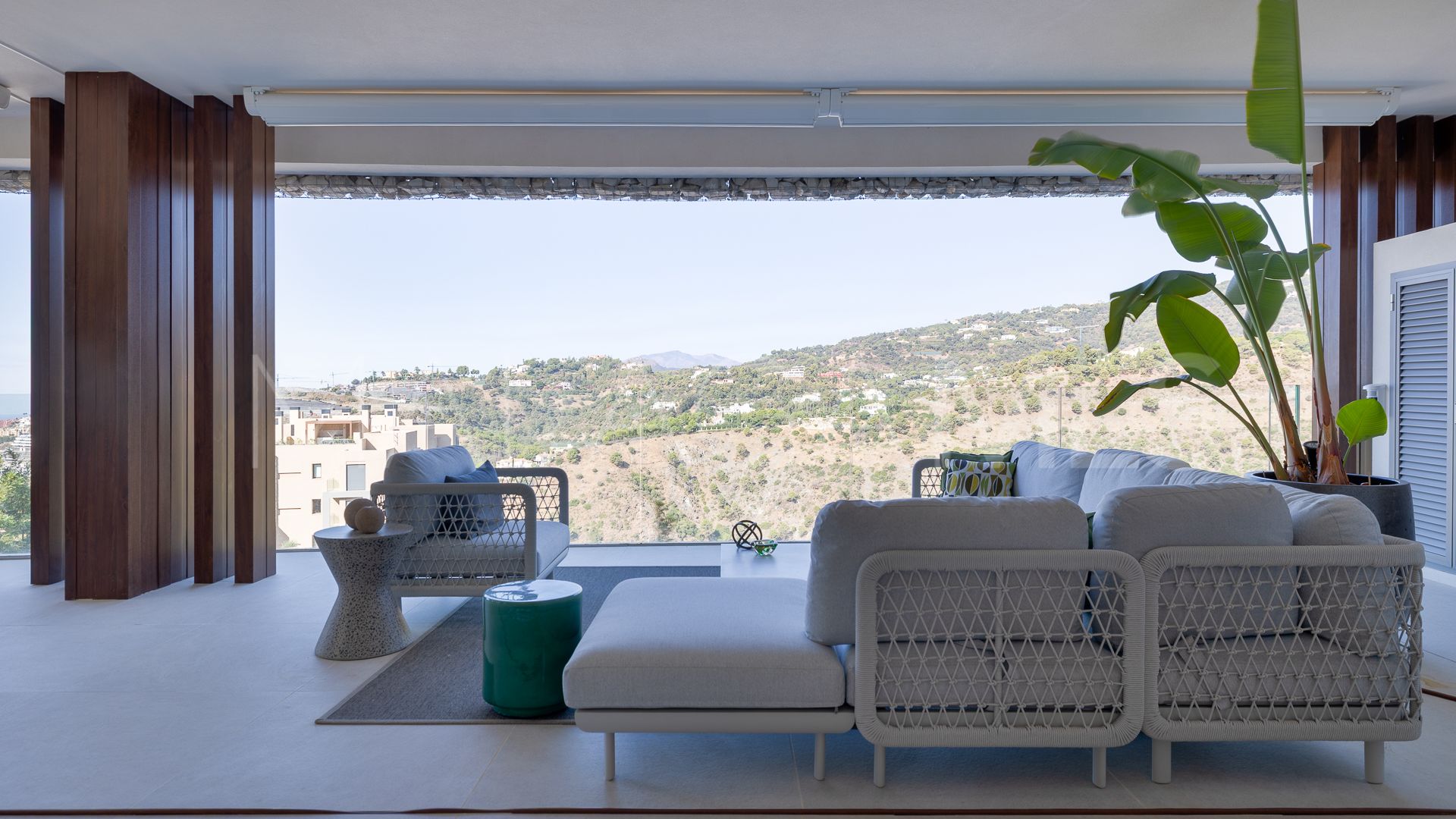 For sale ground floor apartment in Benahavis with 3 bedrooms