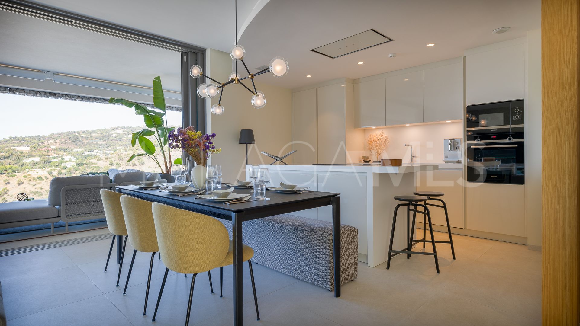 For sale ground floor apartment in Benahavis with 3 bedrooms