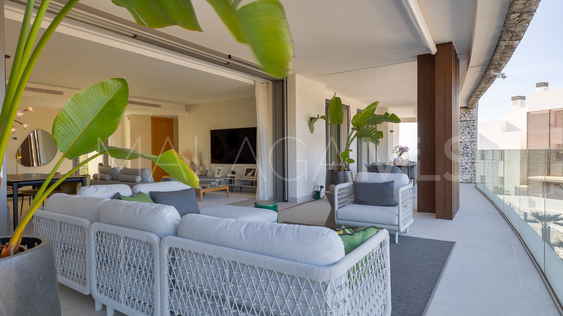 For sale ground floor apartment in Benahavis with 3 bedrooms