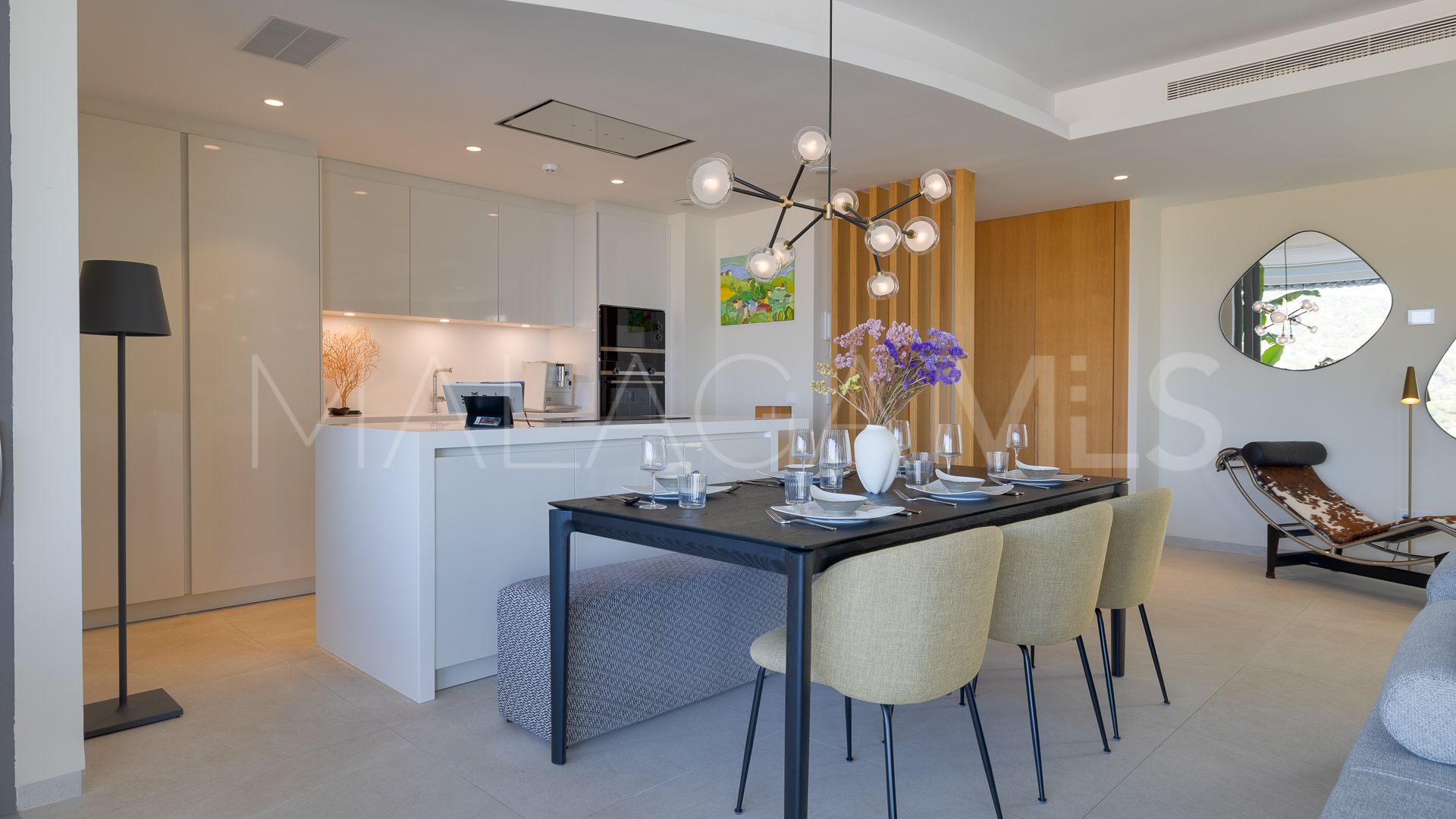 For sale ground floor apartment in Benahavis with 3 bedrooms