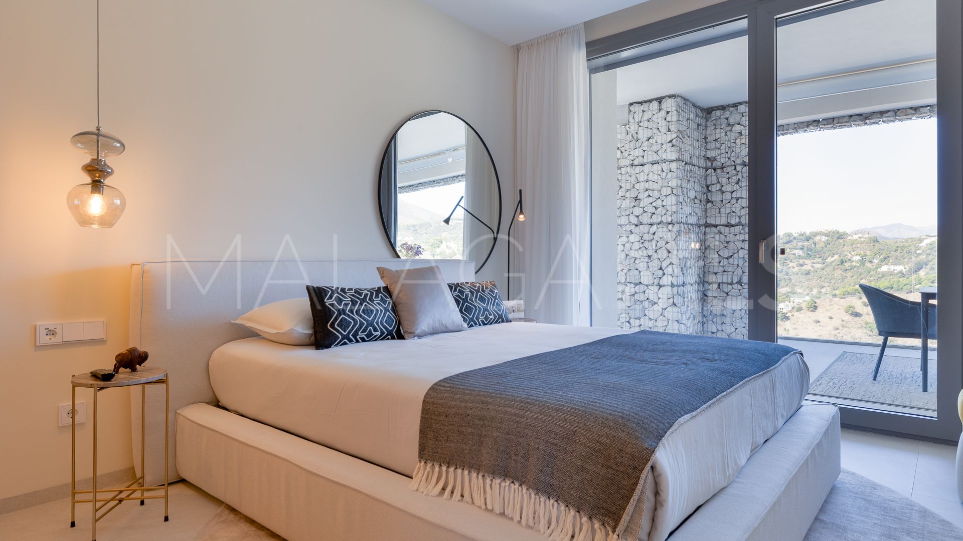 For sale ground floor apartment in Benahavis with 3 bedrooms