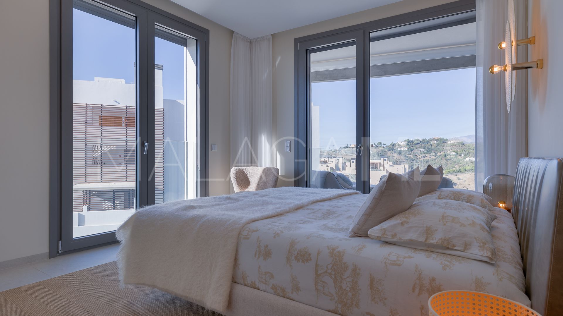 For sale ground floor apartment in Benahavis with 3 bedrooms