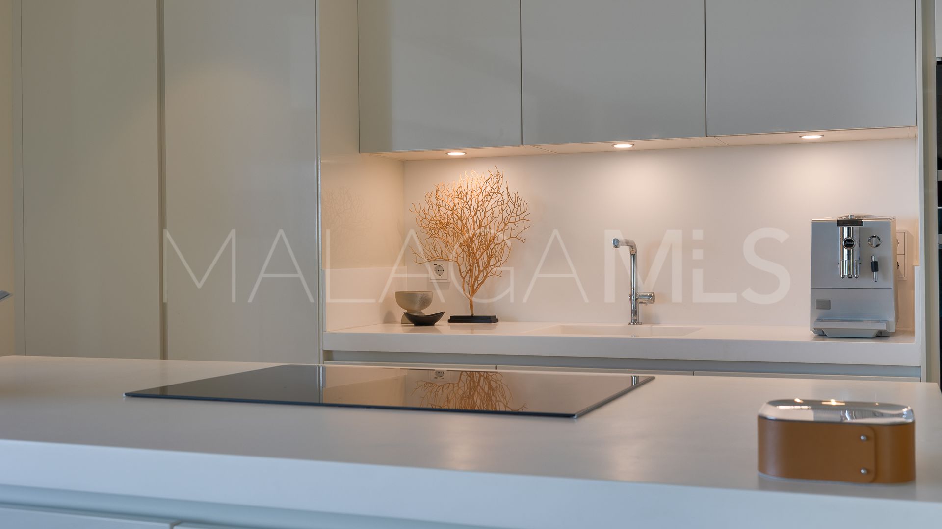 For sale ground floor apartment in Benahavis with 3 bedrooms