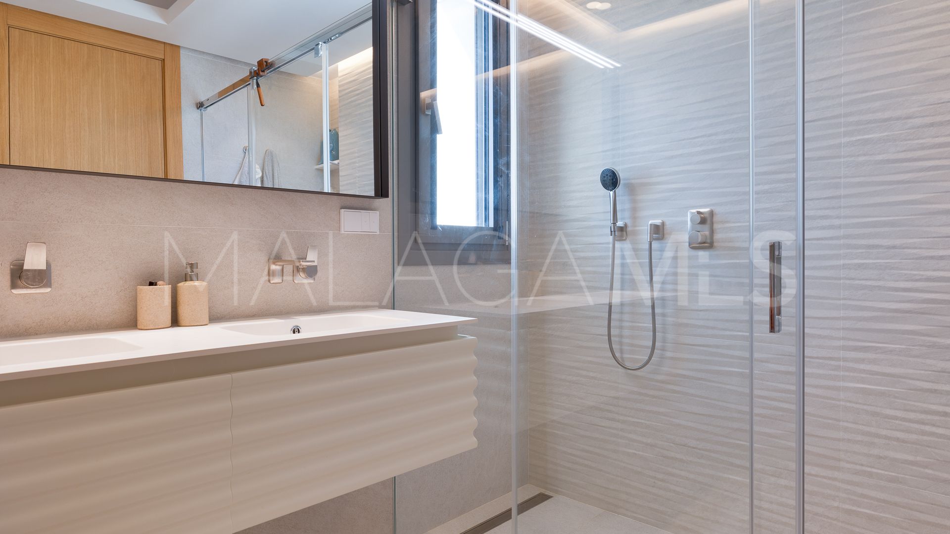 For sale ground floor apartment in Benahavis with 3 bedrooms