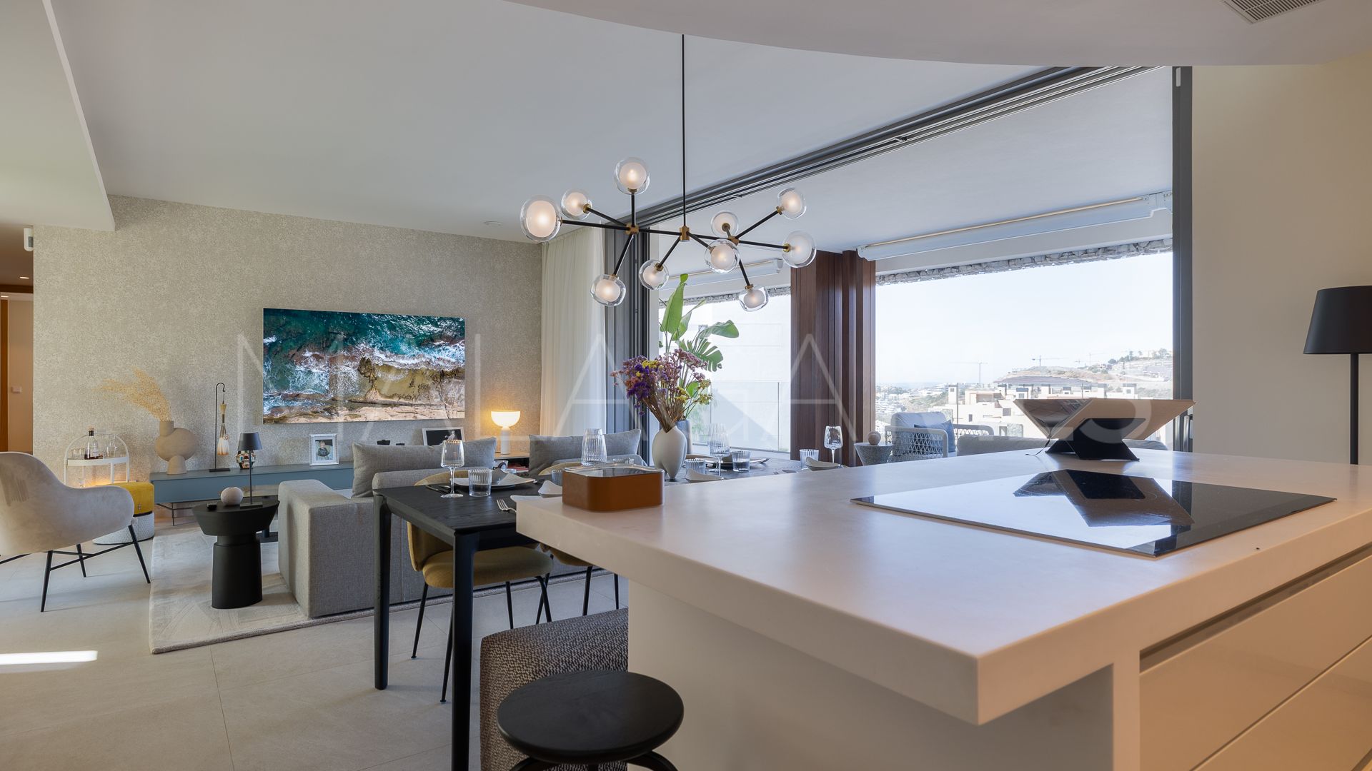 For sale ground floor apartment in Benahavis with 3 bedrooms