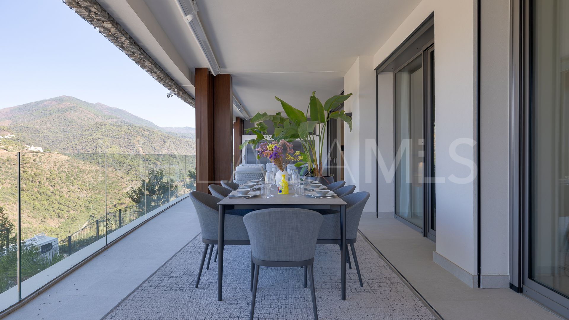 For sale ground floor apartment in Benahavis with 3 bedrooms