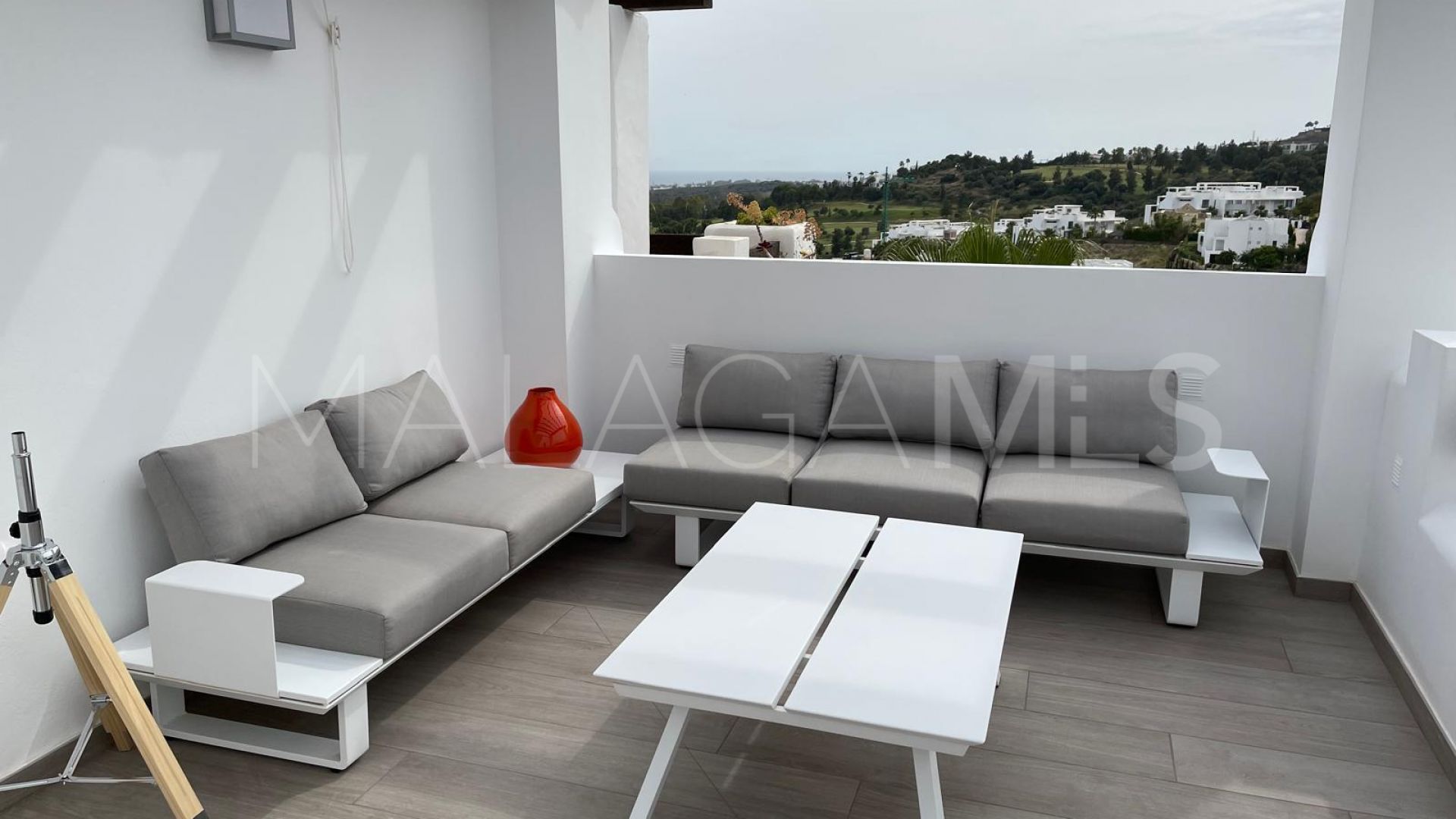 For sale penthouse in Benahavis with 2 bedrooms