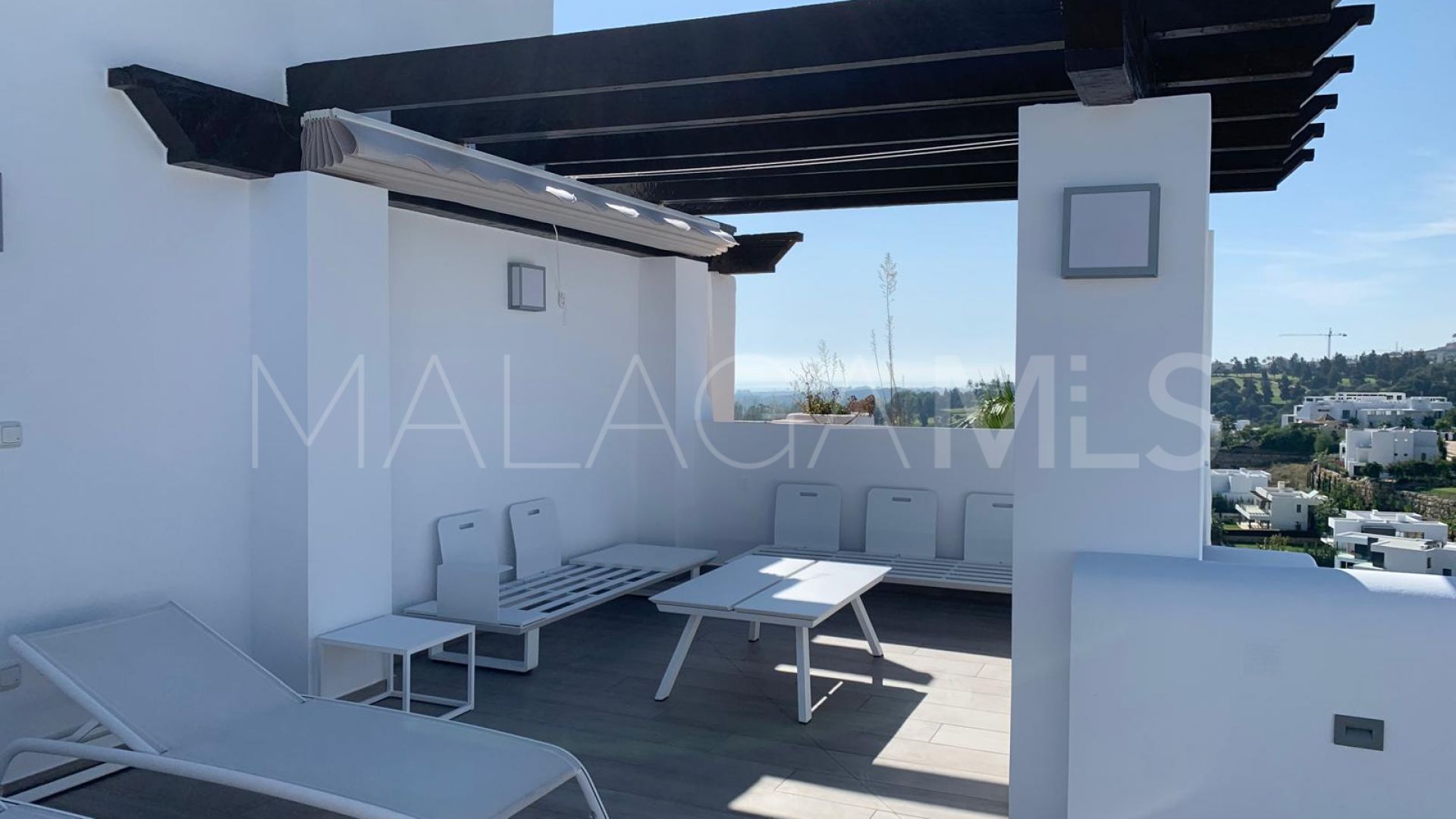 For sale penthouse in Benahavis with 2 bedrooms