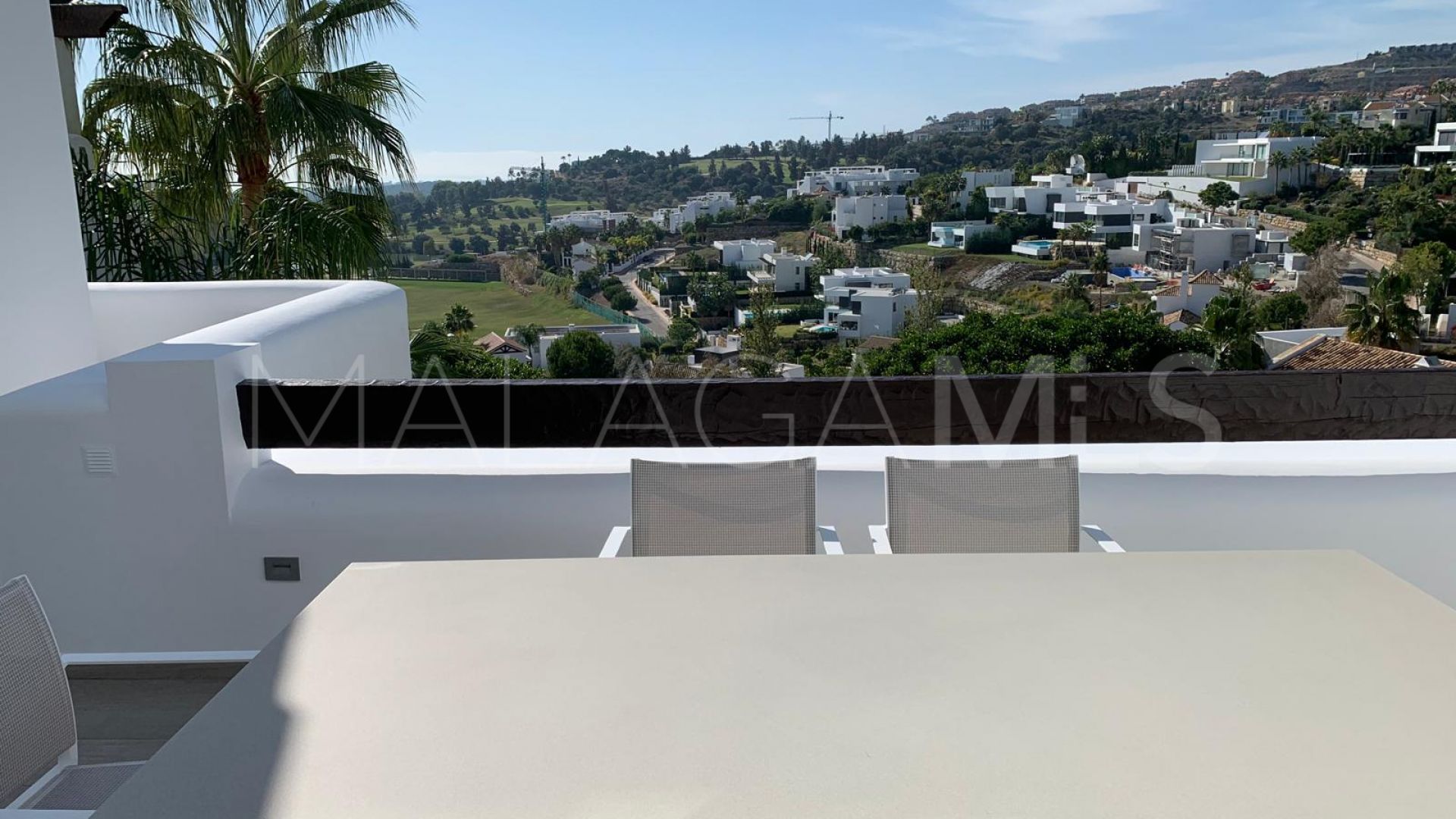 For sale penthouse in Benahavis with 2 bedrooms