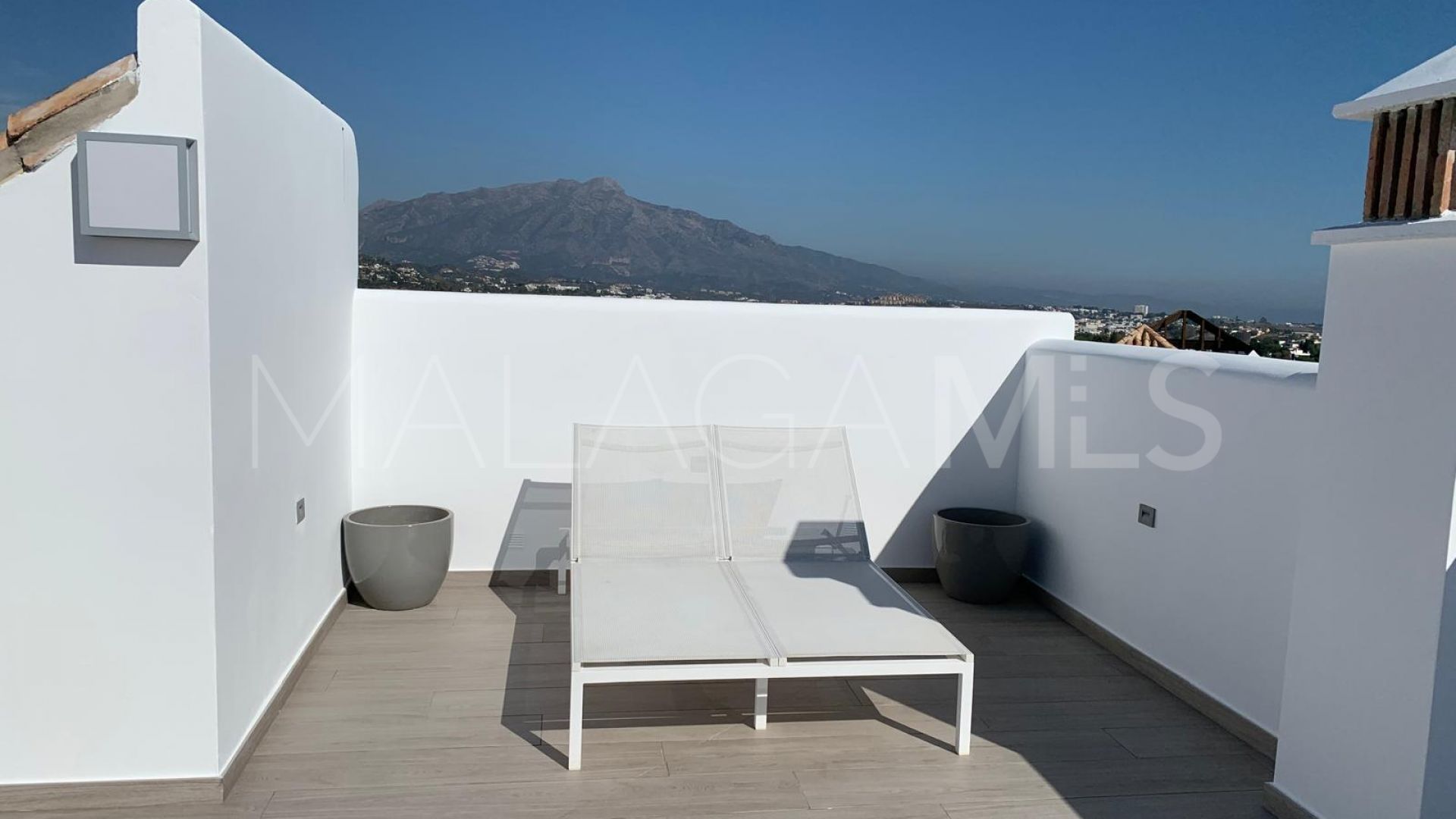 For sale penthouse in Benahavis with 2 bedrooms