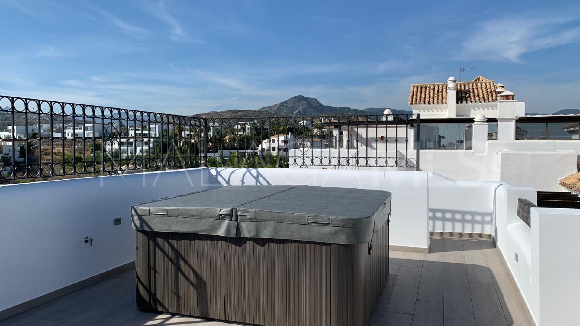 For sale penthouse in Benahavis with 2 bedrooms