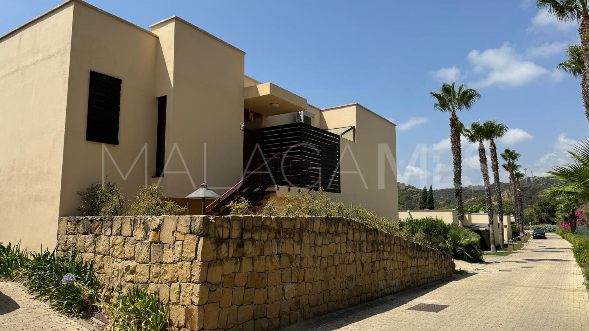 Buy villa de 3 bedrooms in Benahavis