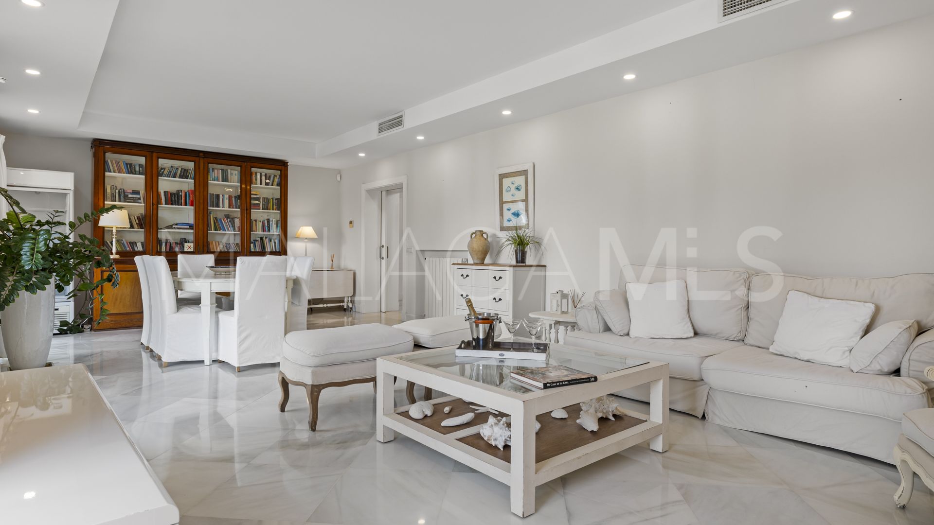 Villa for sale in Elviria