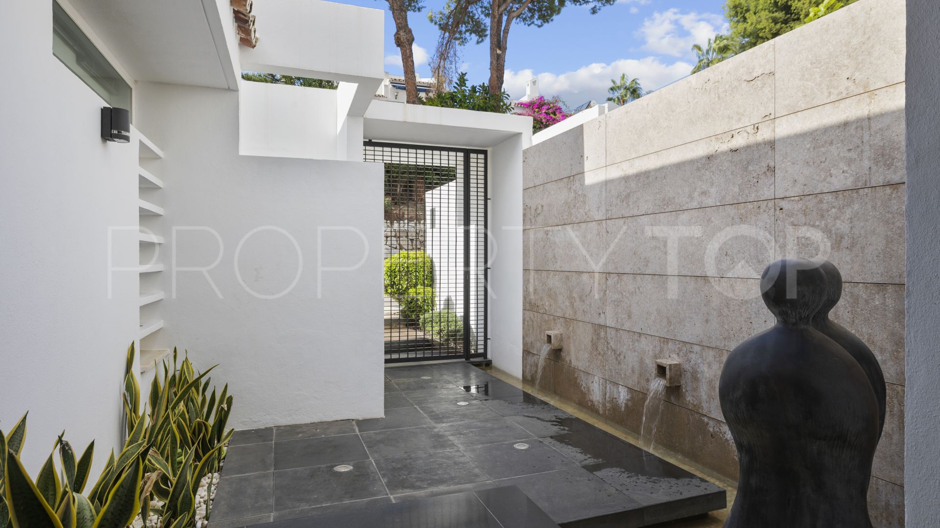 Villa with 4 bedrooms for sale in Nueva Andalucia