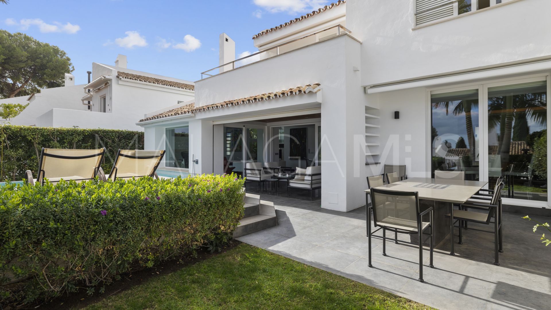 Buy villa de 4 bedrooms in Nueva Andalucia