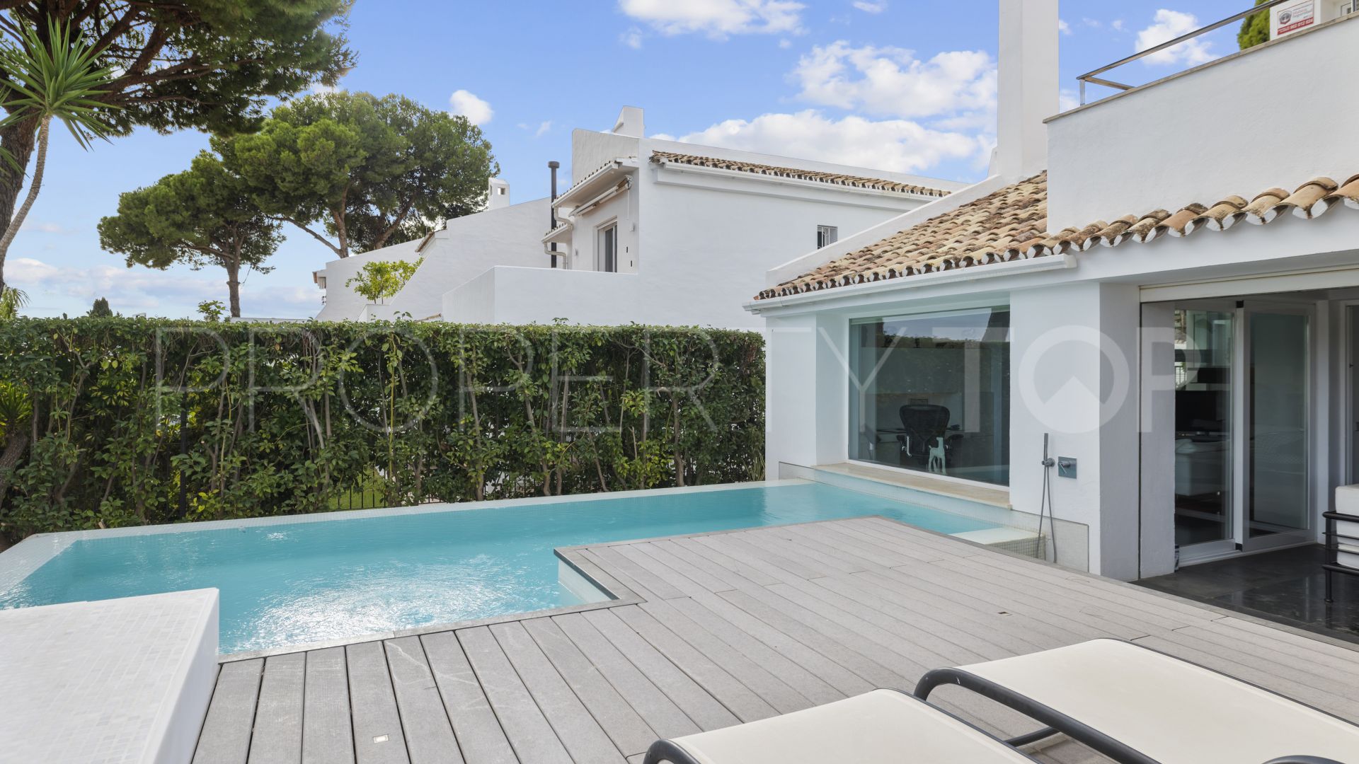 Villa with 4 bedrooms for sale in Nueva Andalucia