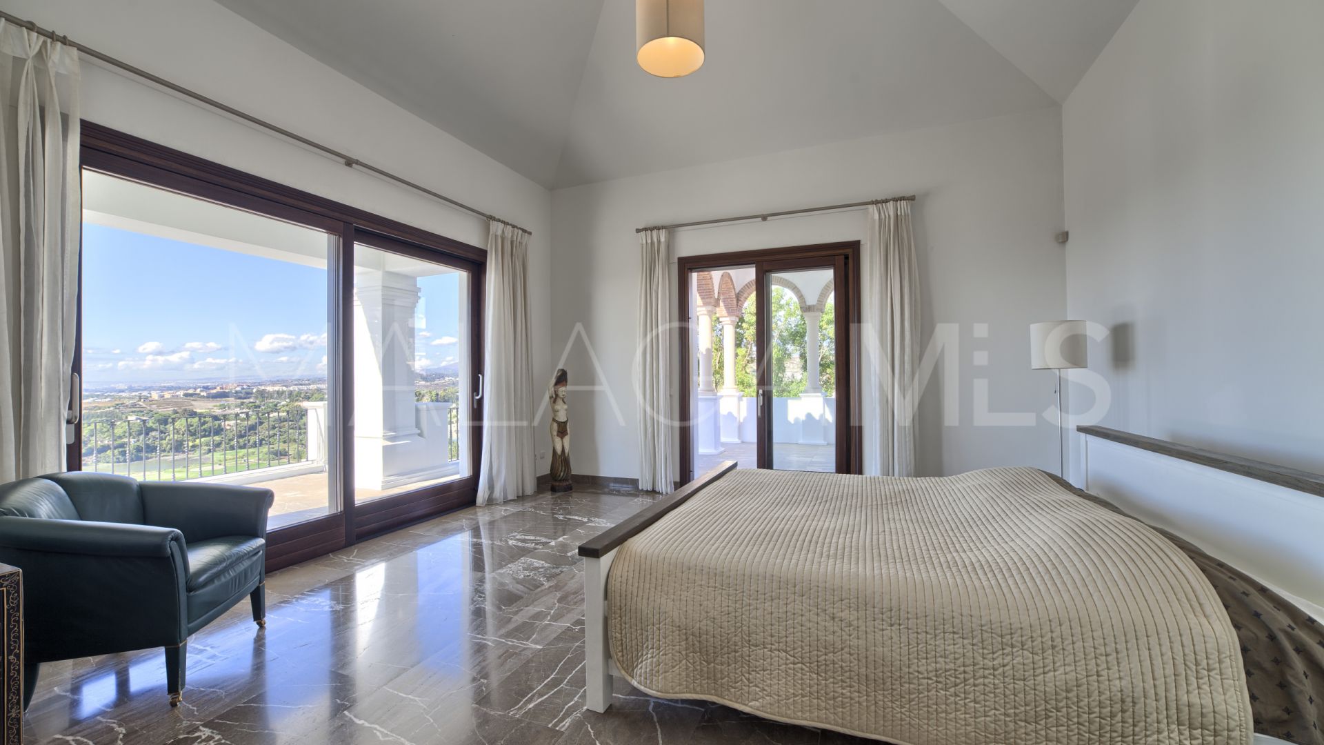 Buy villa in Los Flamingos Golf with 6 bedrooms