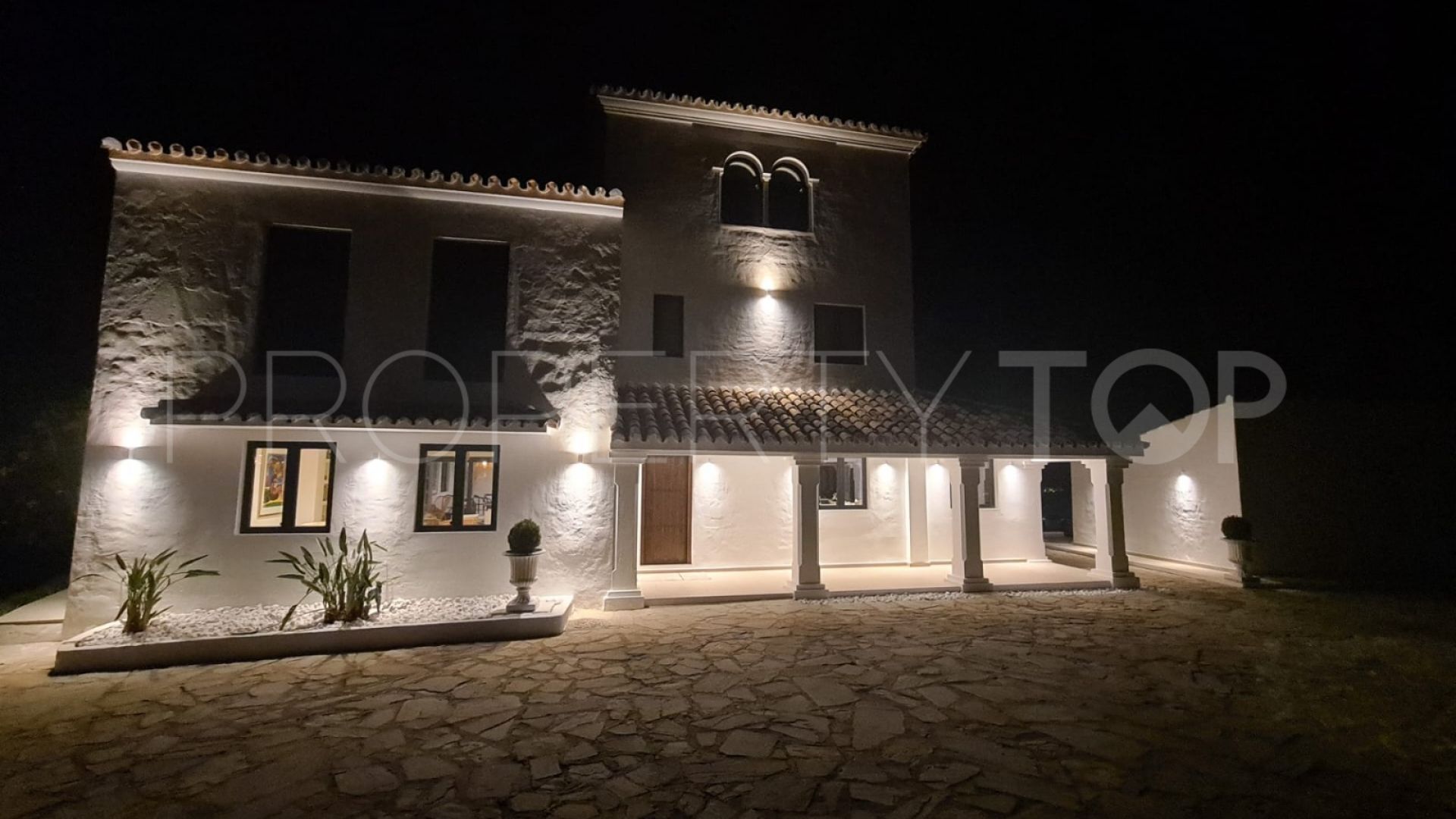 For sale villa in Los Reales - Sierra Estepona