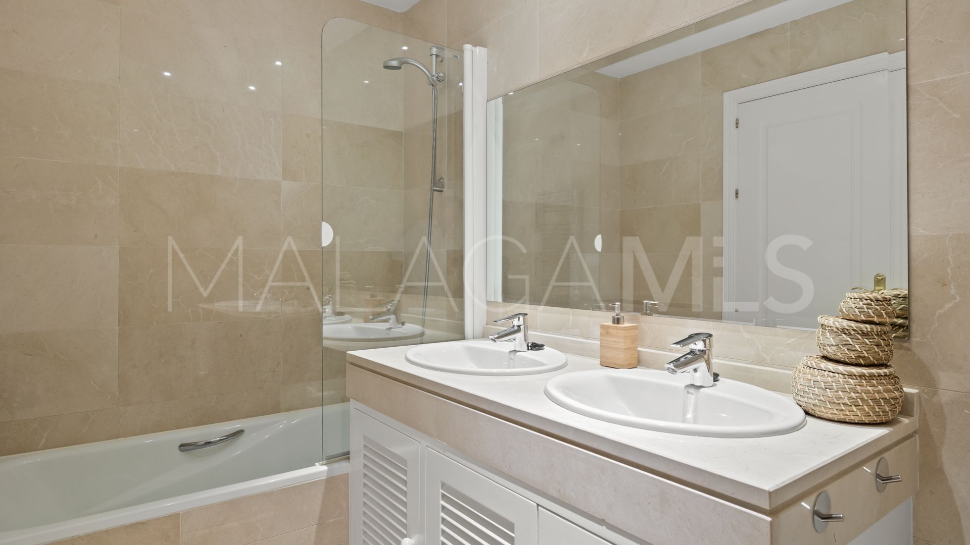 Apartamento planta baja for sale in Benahavis de 2 bedrooms