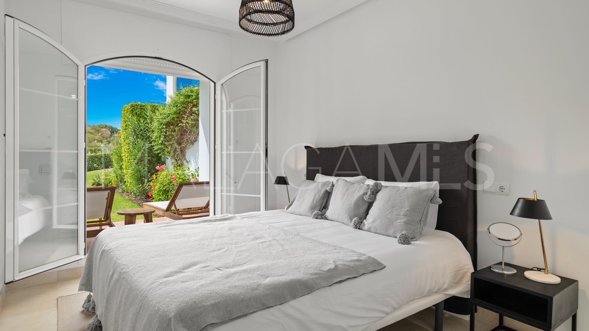 Apartamento planta baja for sale in Benahavis de 2 bedrooms
