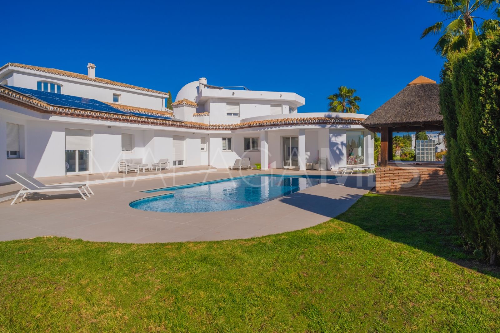 El Paraiso villa for sale
