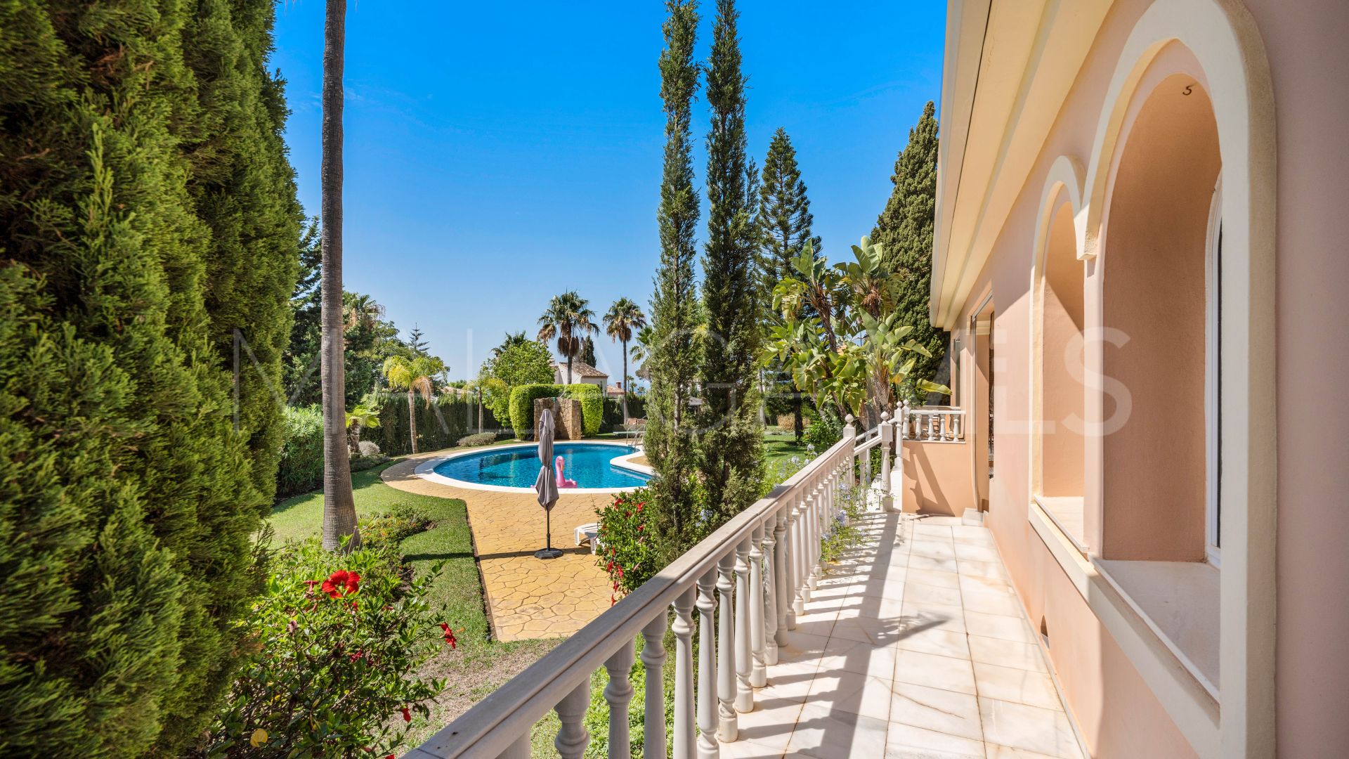 Se vende villa with 5 bedrooms in Elviria