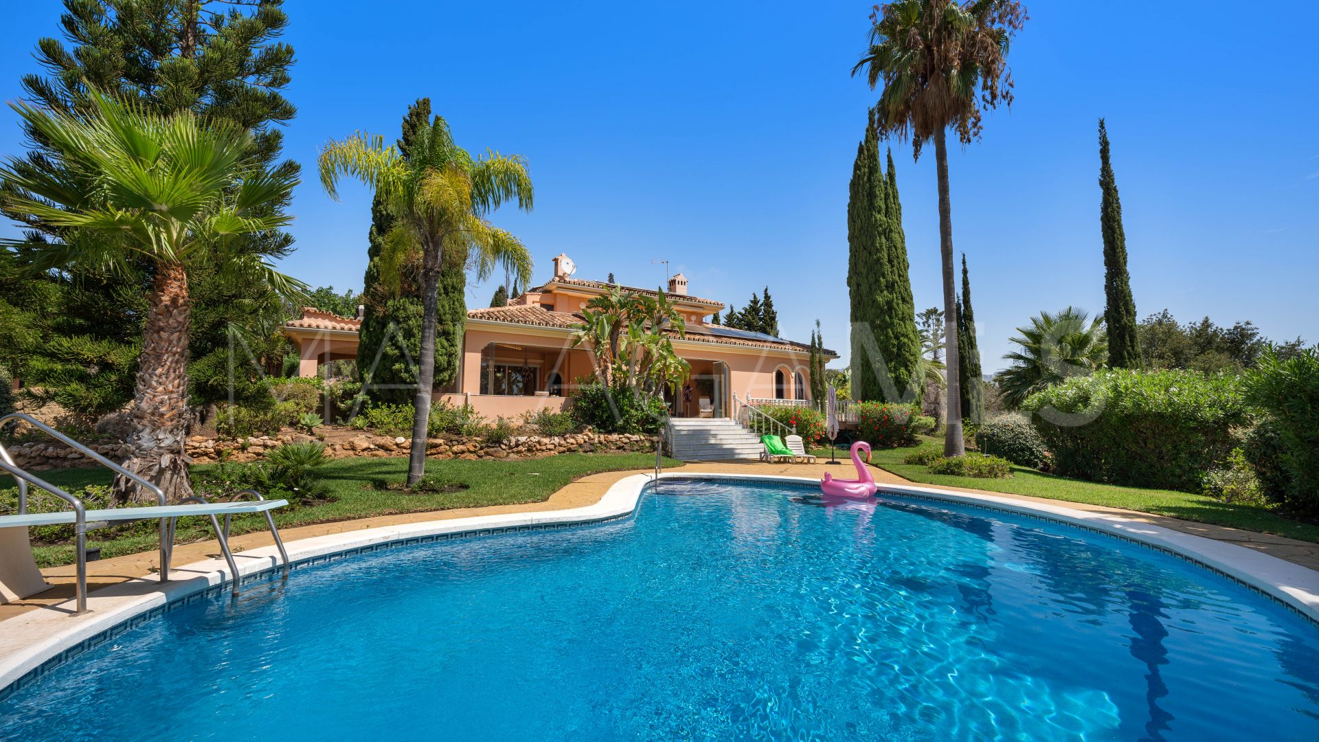 Se vende villa with 5 bedrooms in Elviria