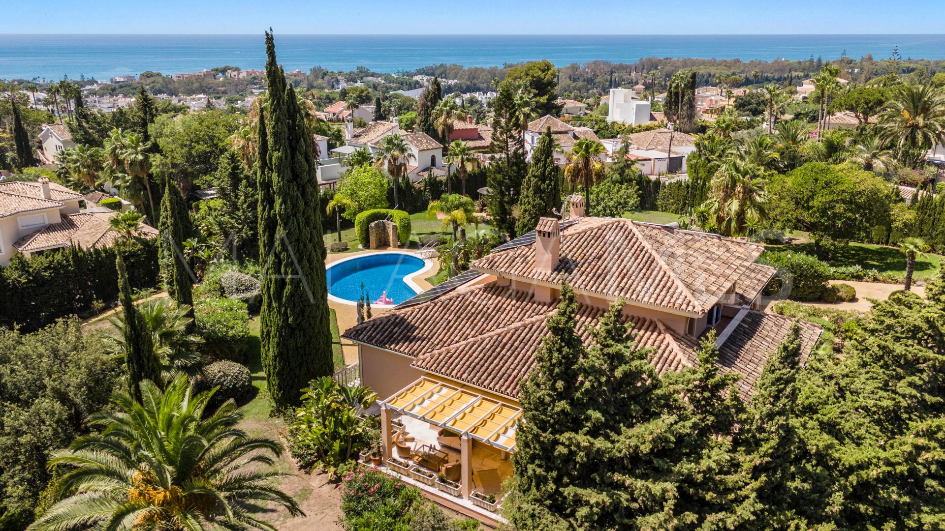 Se vende villa with 5 bedrooms in Elviria