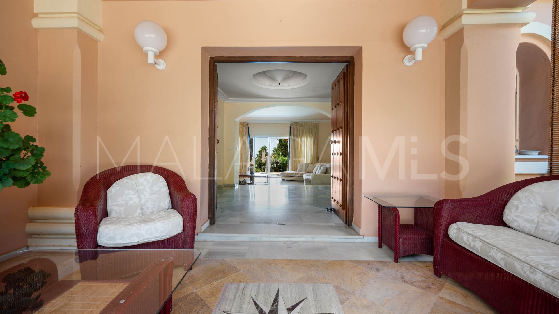 Se vende villa with 5 bedrooms in Elviria