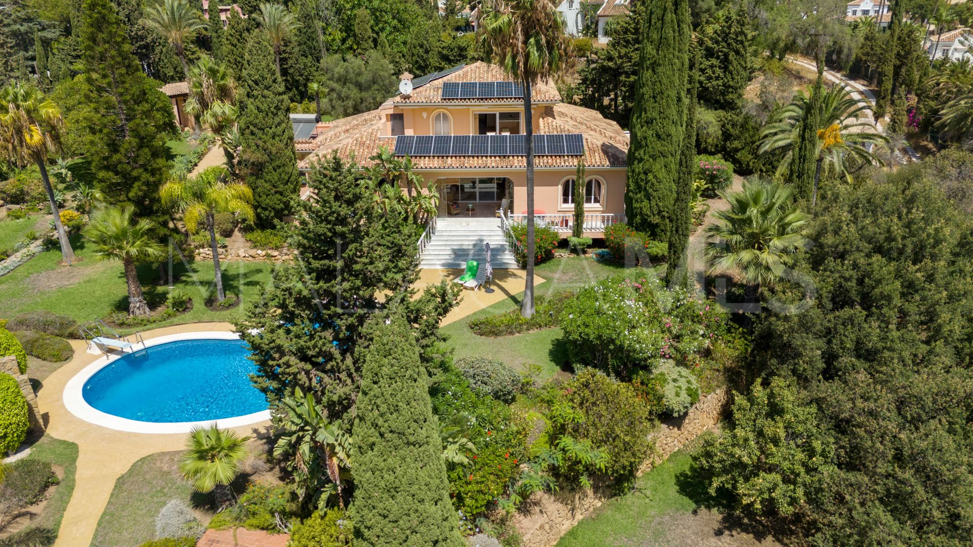 Se vende villa with 5 bedrooms in Elviria