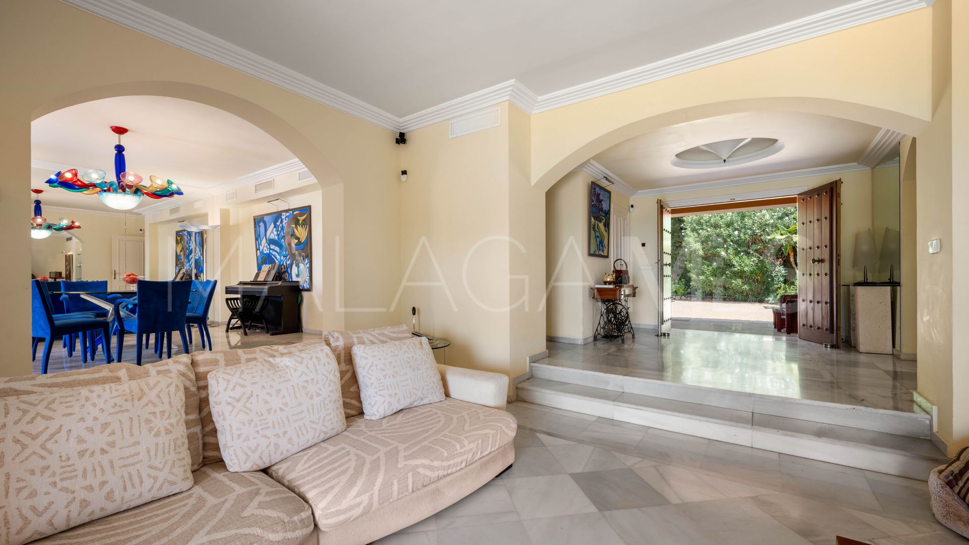 Se vende villa with 5 bedrooms in Elviria