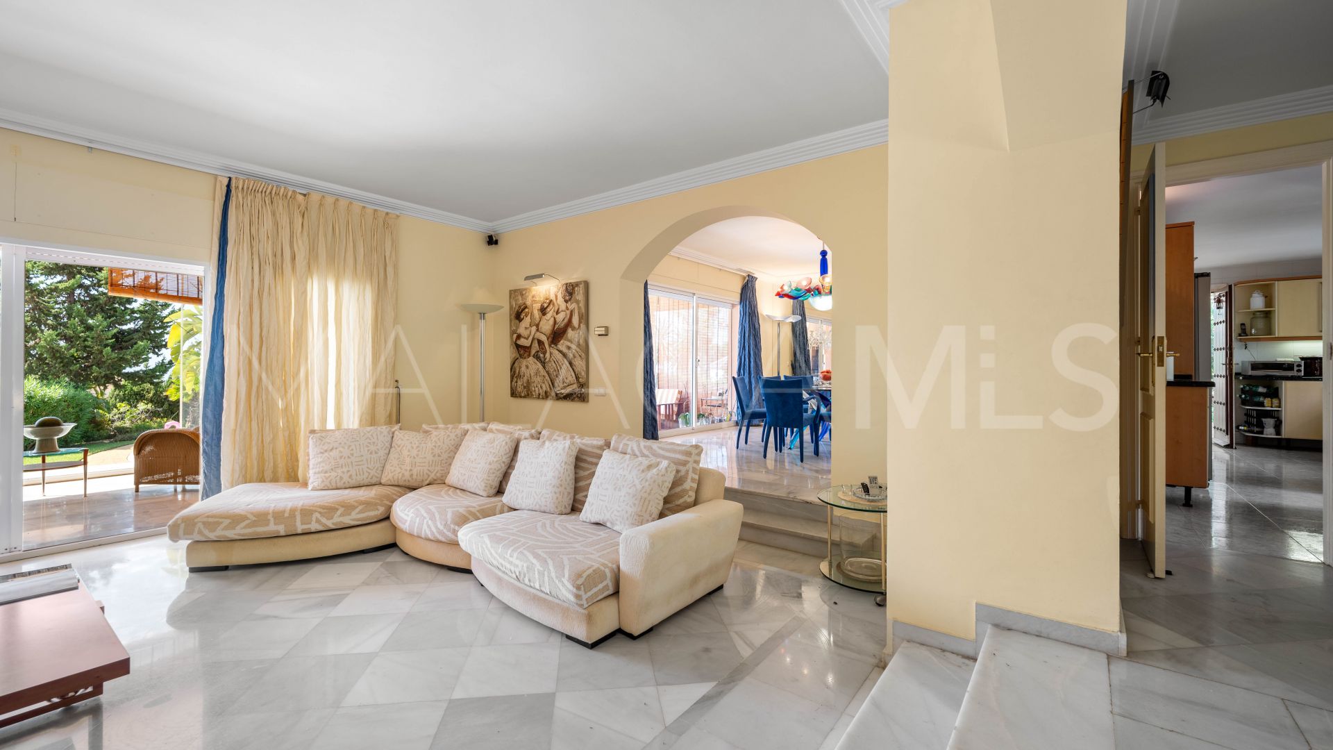 Se vende villa with 5 bedrooms in Elviria