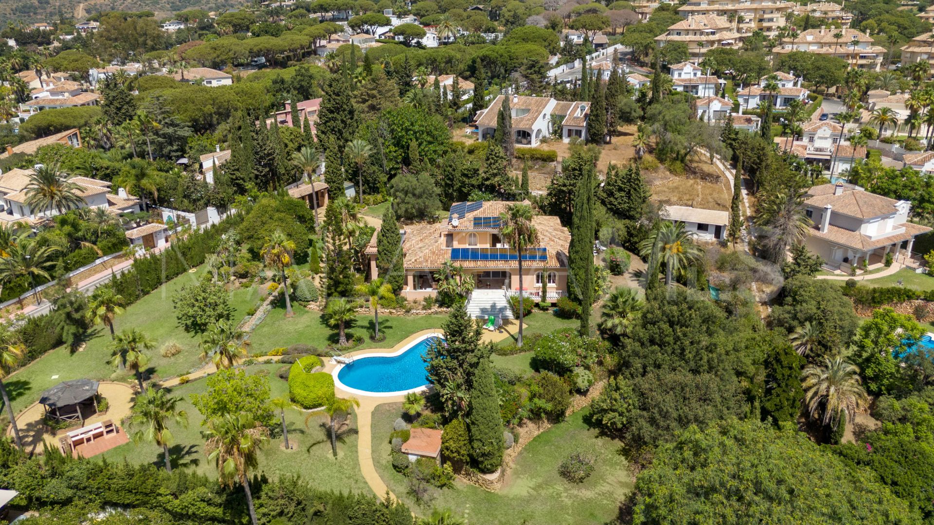 Se vende villa with 5 bedrooms in Elviria