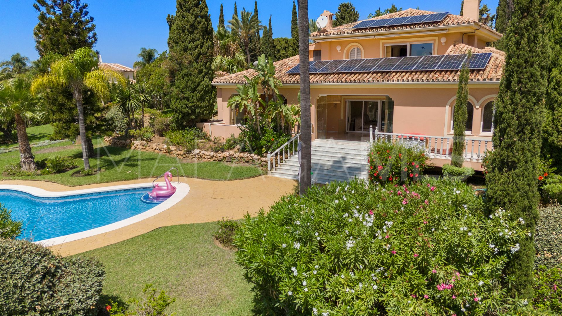 Se vende villa with 5 bedrooms in Elviria