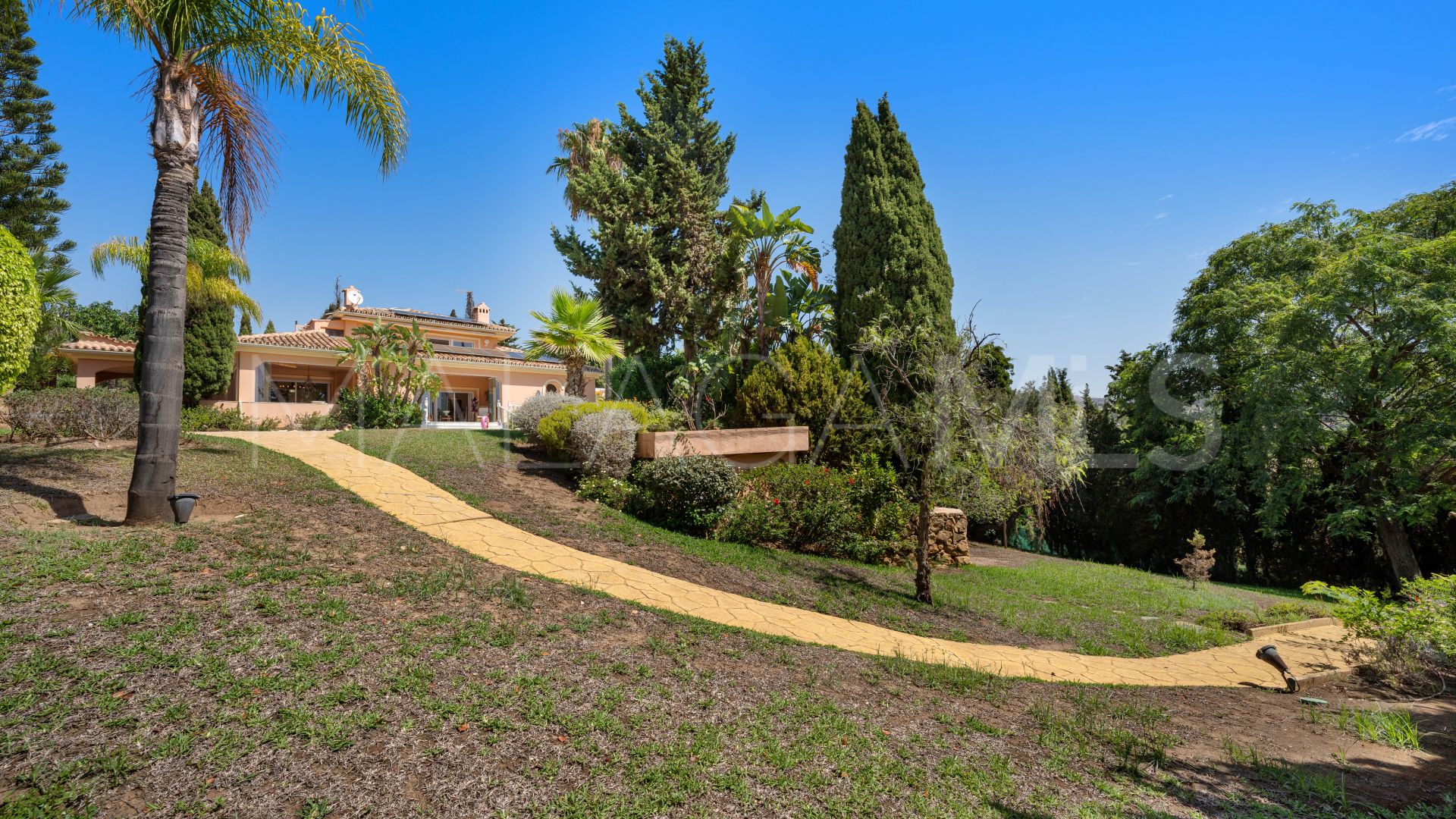 Se vende villa with 5 bedrooms in Elviria