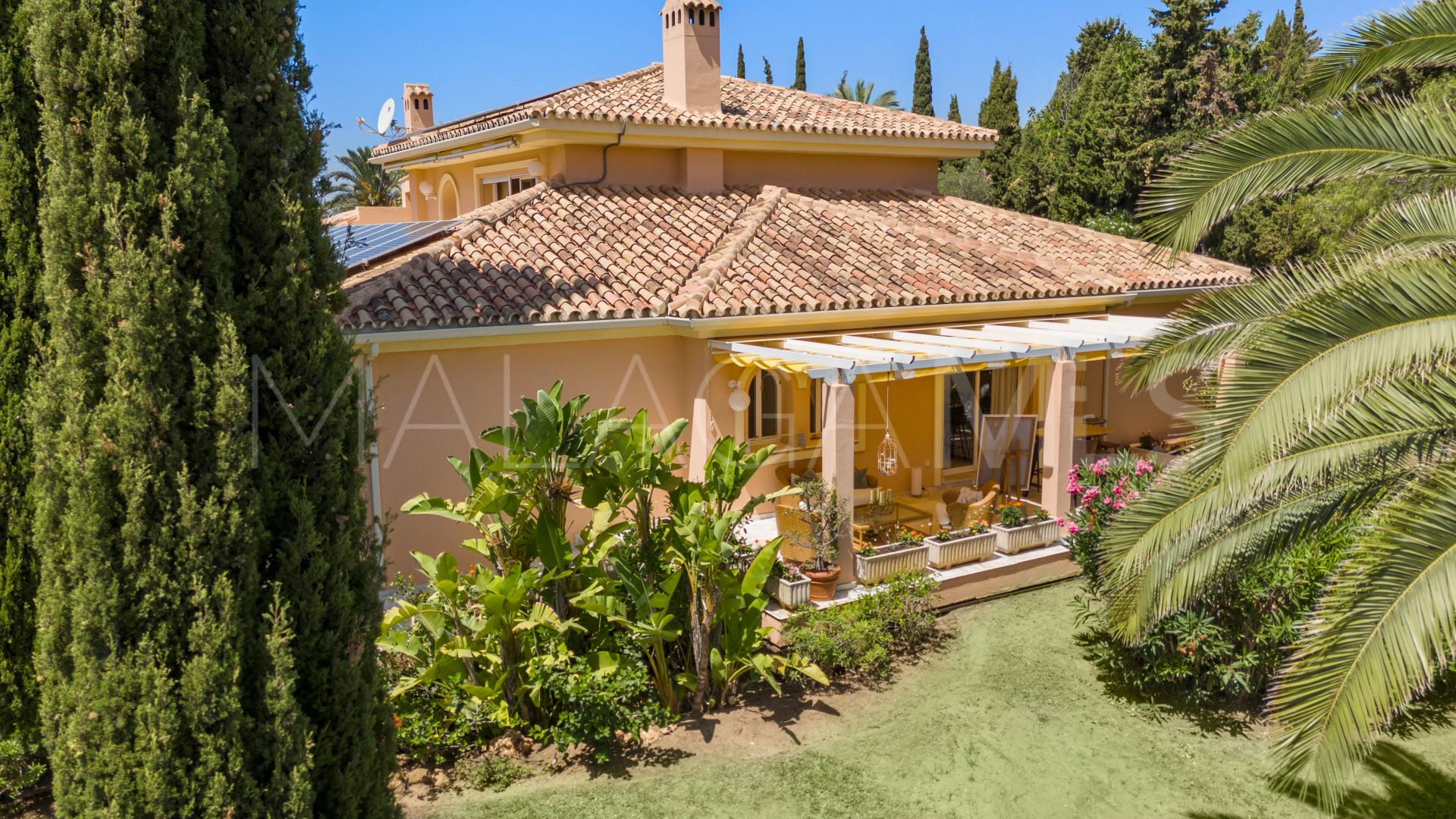 Se vende villa with 5 bedrooms in Elviria